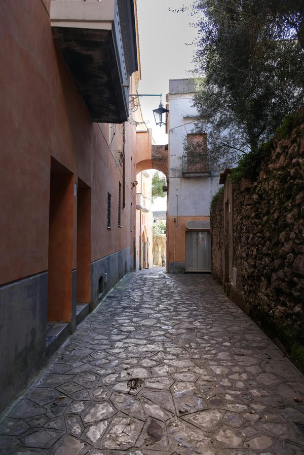 Fuite d'eau dans un mur : qui appeler et comment réagir ?