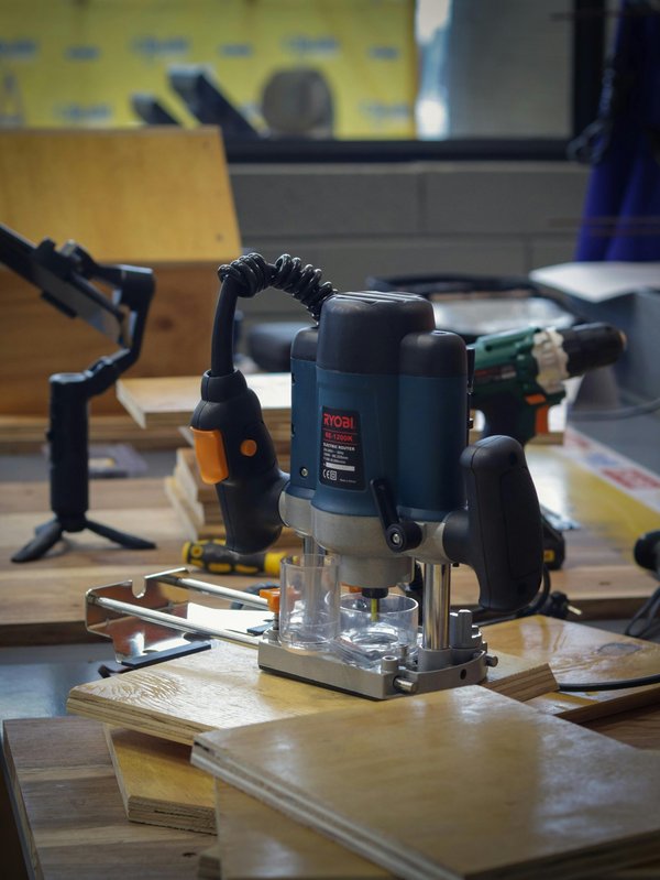 Créer, façonner et sublimer le bois avec des fraises défonceuses portatives : astuces, choix et inspirations